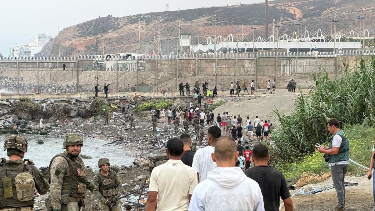 31/07/2026 Un grupo de migrantes vuelve a cruzar la frontera desde Ceuta a Marruecos vigilados por militares españoles.. El Gobierno cifra en 37.500 los inmigrantes que han retornado a Marruecos desde Ceuta hasta las 15.30 horas del viernes 31 de julio, después de la grave crisis migratoria en la que llegaron a ingresar a la ciudad autónoma más de 50.000 personas de forma irregular, según datos oficiales. POLITICA GABRIELA SARDÁ / EUROPA PRESS