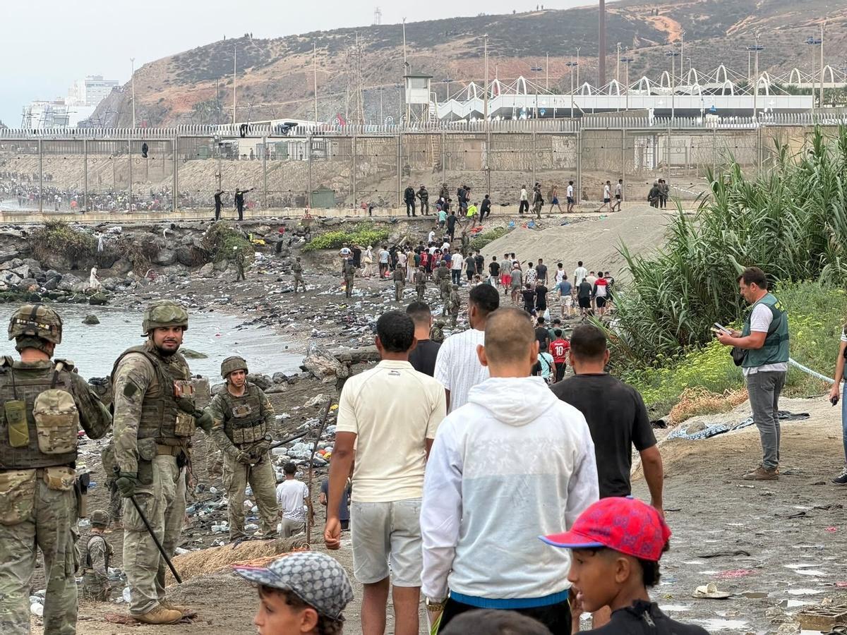 31/07/2026 Un grupo de migrantes vuelve a cruzar la frontera desde Ceuta a Marruecos vigilados por militares españoles.. El Gobierno cifra en 37.500 los inmigrantes que han retornado a Marruecos desde Ceuta hasta las 15.30 horas del viernes 31 de julio, después de la grave crisis migratoria en la que llegaron a ingresar a la ciudad autónoma más de 50.000 personas de forma irregular, según datos oficiales. POLITICA GABRIELA SARDÁ / EUROPA PRESS
