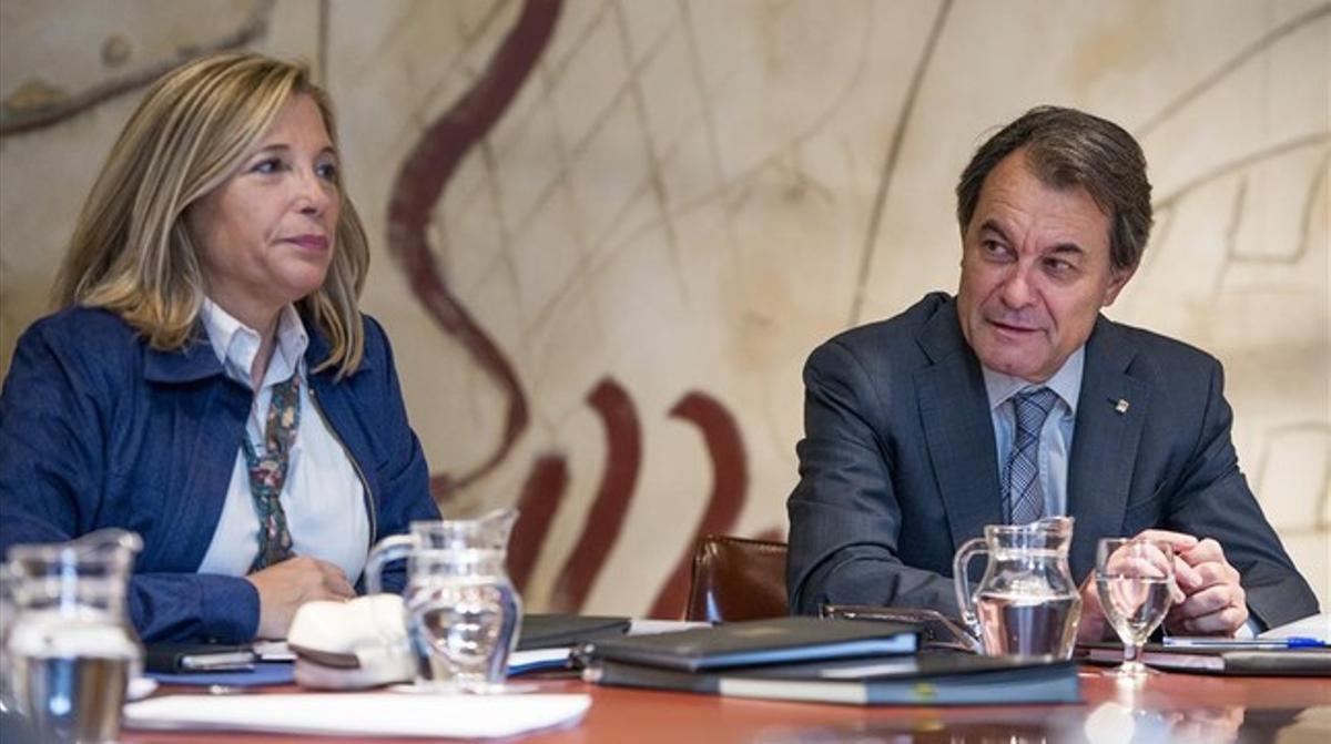 La vicepresidenta Joana Ortega i el president Artur Mas, aquest dimarts, en la reunió del Consell Executiu al Palau de la Generalitat.