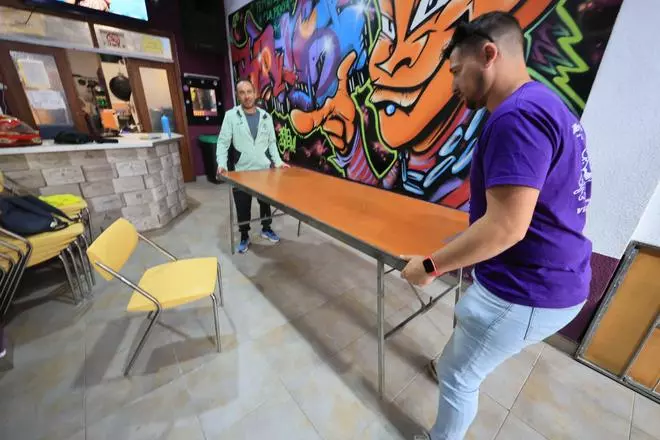 FOTOGALERÍA I Vecinos y peñas ultimas los preparativos de sus casals para las fiestas de Vila-real