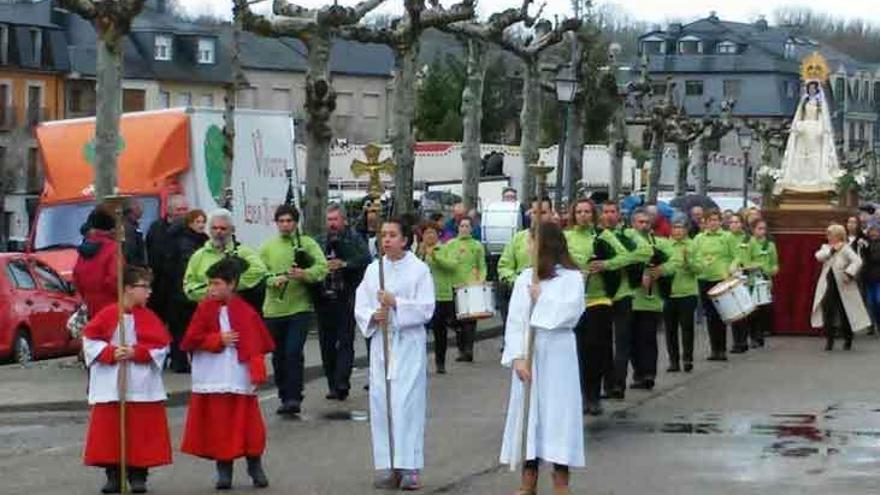 El Puente celebra fiesta con procesión de la Virgen y mercado