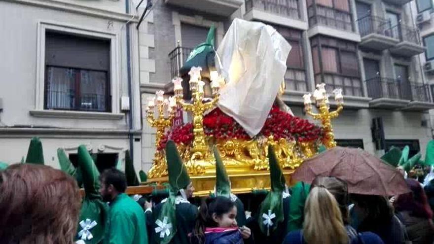 El Cristo de la Esperanza hace frente a la lluvia