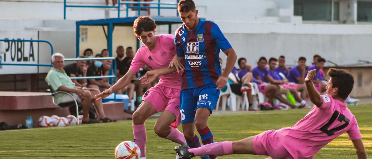 Lance del partido de pretemporada entre el Poblense y el Binissalem de Tercera.