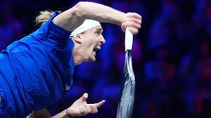 Zverev remata una bola en su partido contra Tiafoe