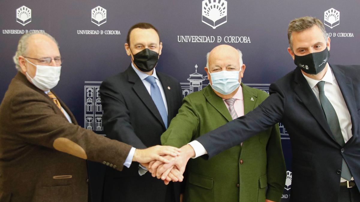 Miguel Ángel Guzmán, José Carlos Gómez Villamandos, Jesús Aguirre y Álvaro de la Haza de Lara, tras la firma del protocolo.
