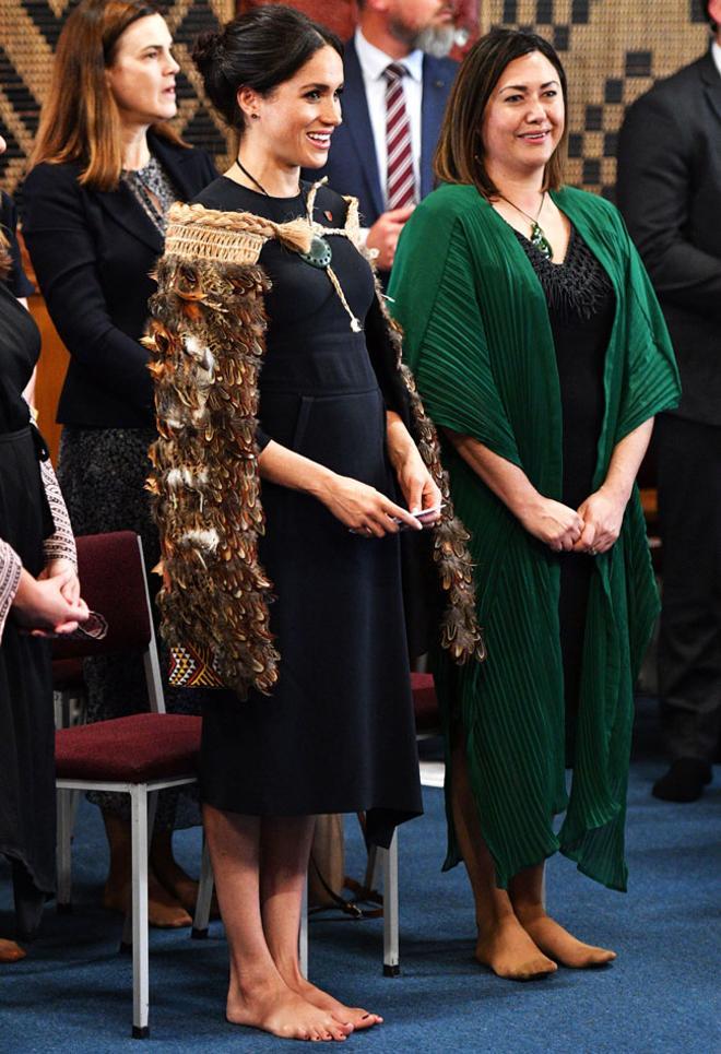 Meghan Markle se descalza en la ceremonía maorí celebrada en Te Papaiouru Marae