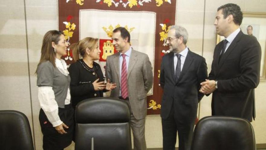 Milagros Marcos, Rosa Valdeón, César Antón, Daniel Hernández Ruipérez y Alberto Castro, ayer en la Delegación de la Junta en Zamora.