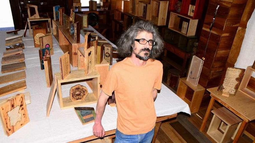 Agustín Bastón, na exposición de libros de madeira feitos por máis de un centenar de autores. // G.Núñez