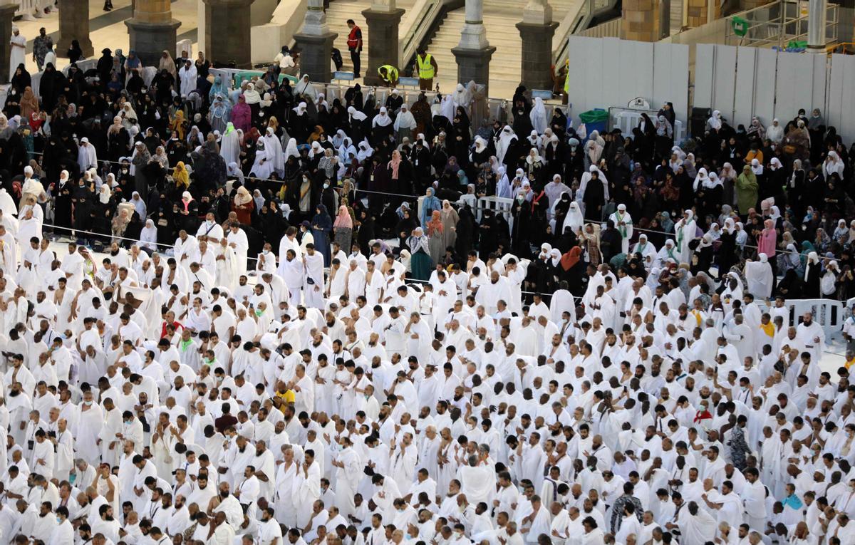 Los peregrinos musulmanes rezan alrededor de la Kaaba en la Gran Mezquita, en la ciudad santa de La Meca, en Arabia Saudita, el 6 de julio de 2022, durante la peregrinación anual del Hajj. - Un millón de musulmanes totalmente vacunados, incluidos 850.000 del extranjero, pueden participar en el hajj de este año en la ciudad de La Meca, un gran aumento después de dos años de reducción drástica de las cifras debido a las políticas para detener la propagación de la infección. (Foto de Christina ASSI / AFP)