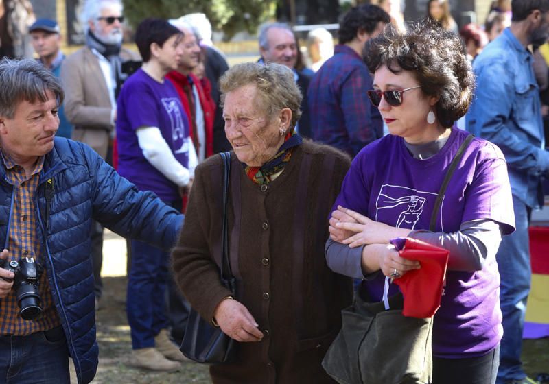 Entrega de los restos de los fusilados por el franquismo a sus familiares, en Paterna