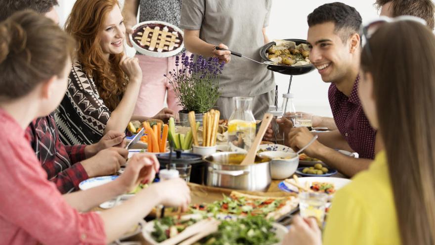 Un grupo de amigos disfruta de una comida.