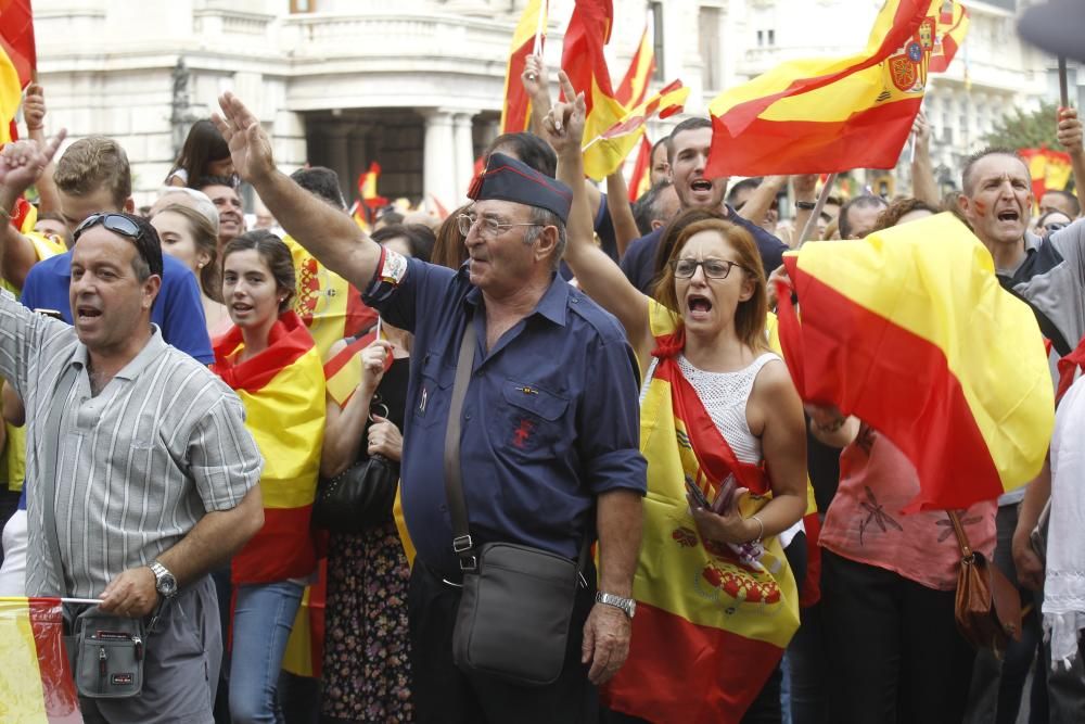 Caravana de vehículos con banderas españolas en València