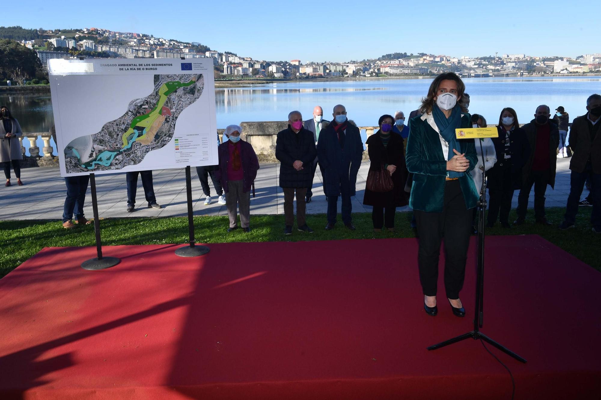 Visita oficial de autoridades con motivo de las obras de dragado de la ría de O Burgo.