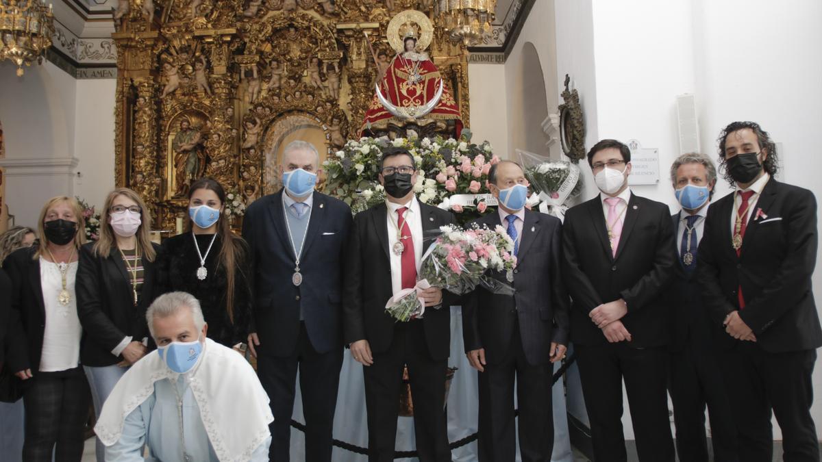 La cofradía del Humilladero realiza su ofrenda a la Virgen.