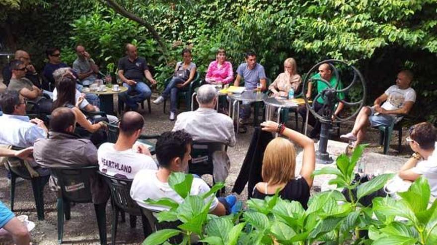 Un momento de la reunión del colectivo de hosteleros, ayer por la tarde, en Ponteareas.  // D.P.