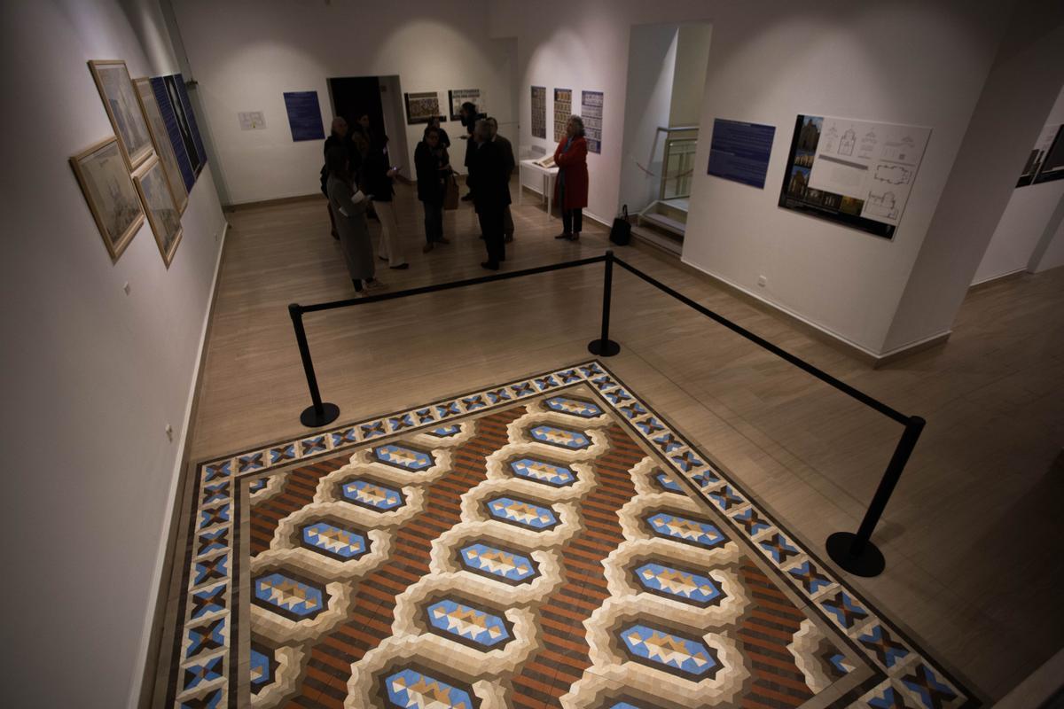 Pavimento de Nolla en la exposición del Museo Nacional de Cerámica.