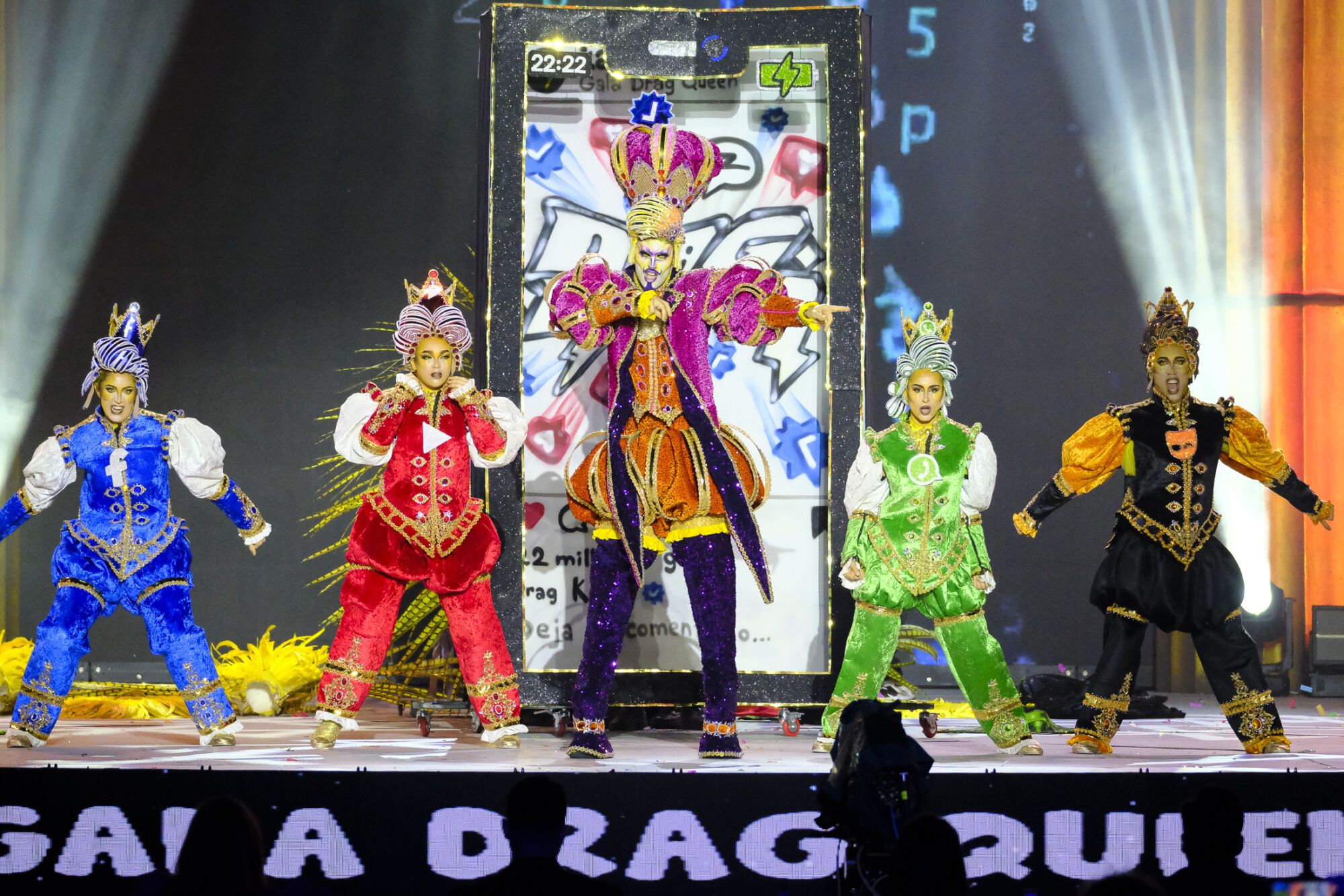 9. Drag Kalik (Elián Martín González) Con el patrocinio del Excelentísimo Ayuntamiento de la Real Ciudad de Gáldar, GM Distribuciones, Eventos y Carrozas José Halcón y Estética Integral Guía y un diseño del drag, Carolina Moreno y Daniel Guzmán presentan el espectáculo La vida es eso que pasa mientras miras la pantalla.