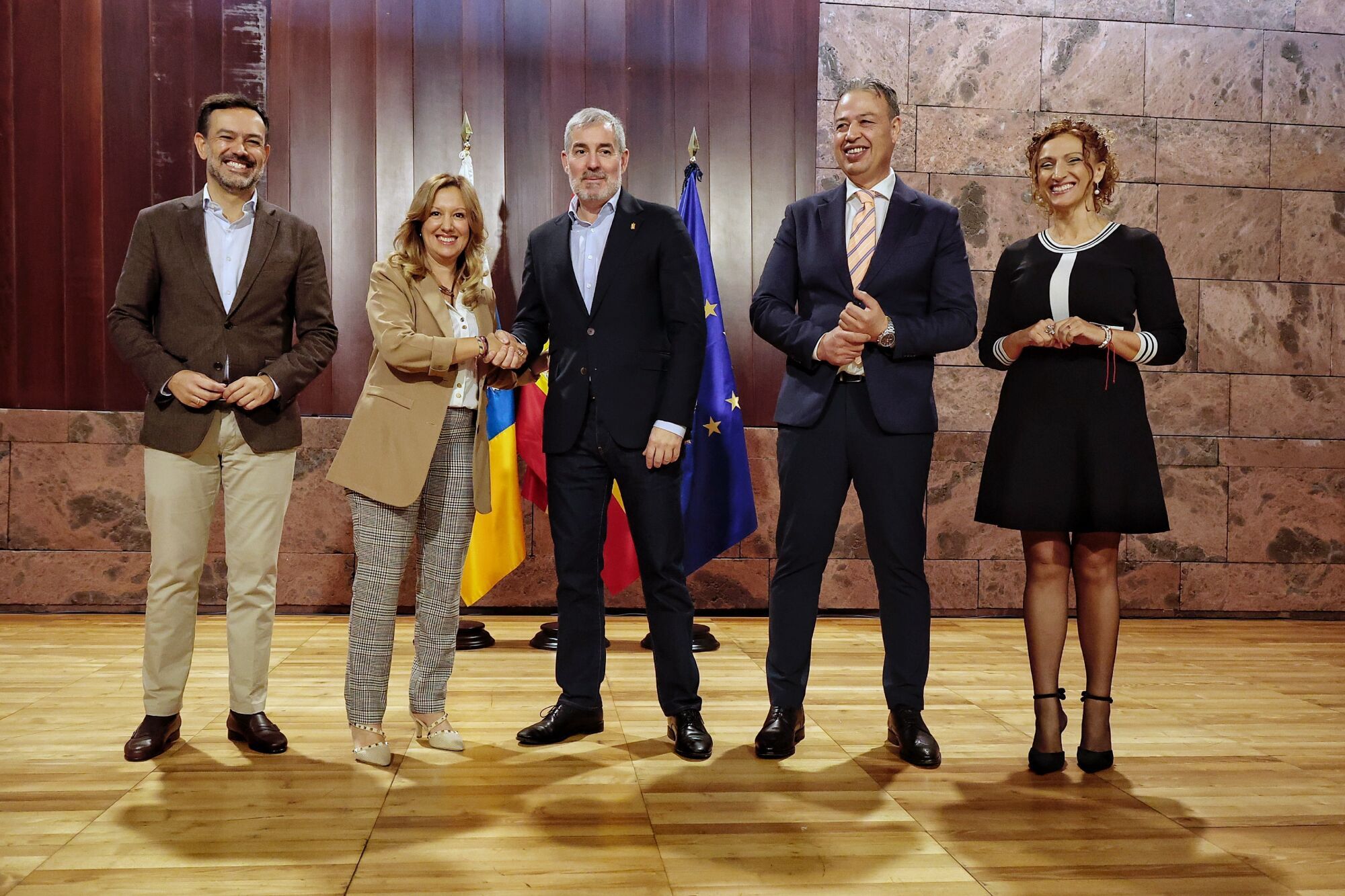 El presidente de Canarias, Fernando Clavijo, y su homóloga en el Cabildo de Tenerife, Rosa Dávila, firman un convenio de cooperación en materia de vivienda.

