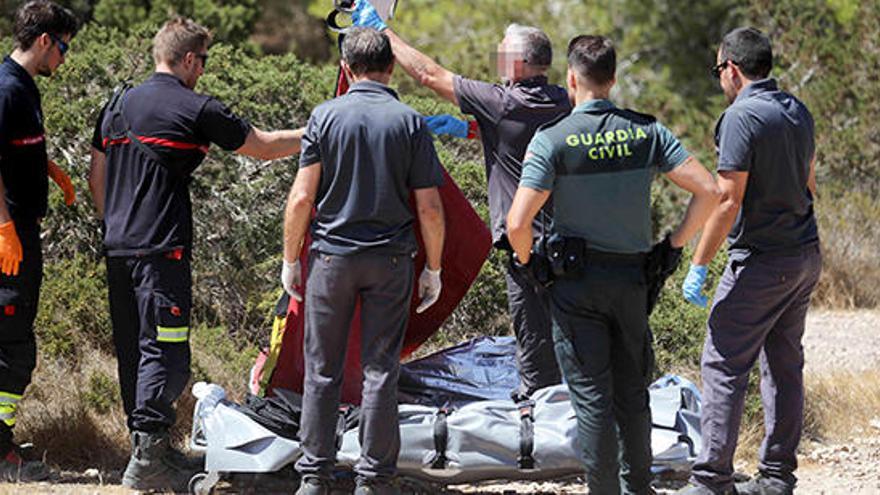 Agentes de la Guardia Civil rescatan el cuerpo del hombre fallecido ayer.