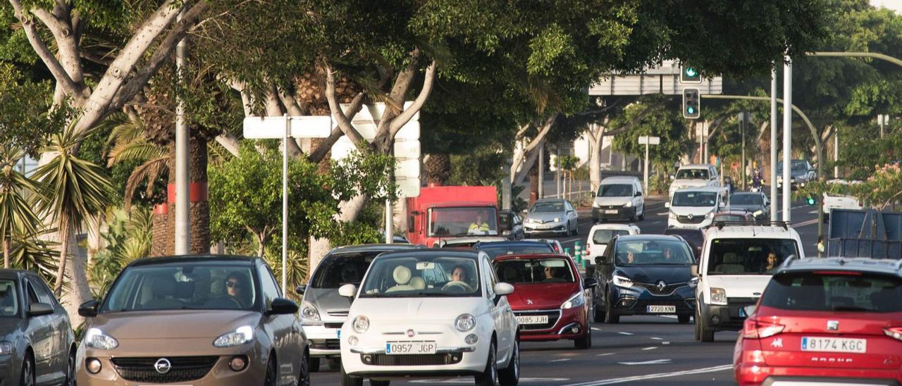 Varios vehículos se concentran en una concurrida calle de Santa Cruz de Tenerife. | | CARSTEN W. LAURITSEN