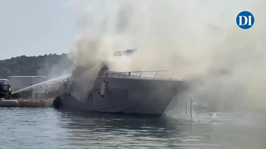 Más de cinco horas para apagar el incendio de un yate en Ibiza