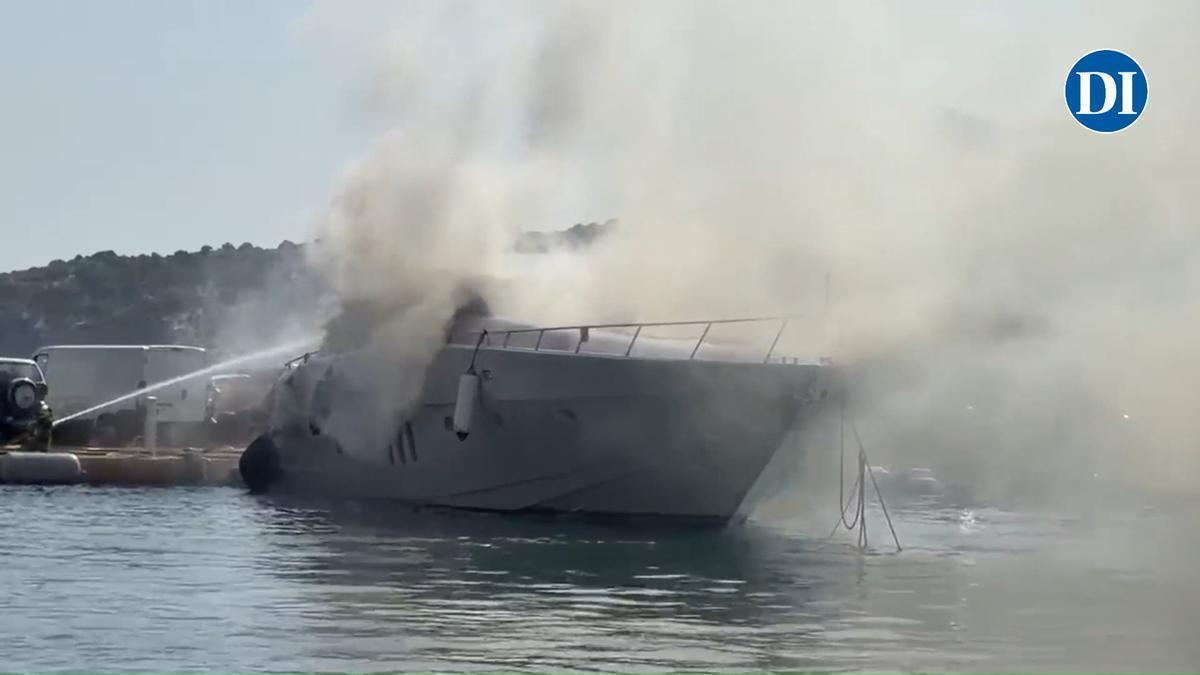 Más de cinco horas para apagar el incendio de un yate en Ibiza
