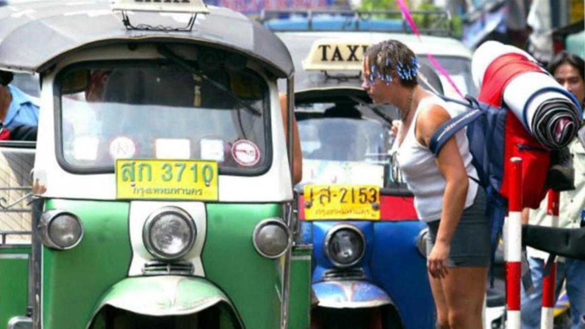 zentauroepp39602511 stephen shaver afp a french backpacker gets a taxi in bangko170808184355