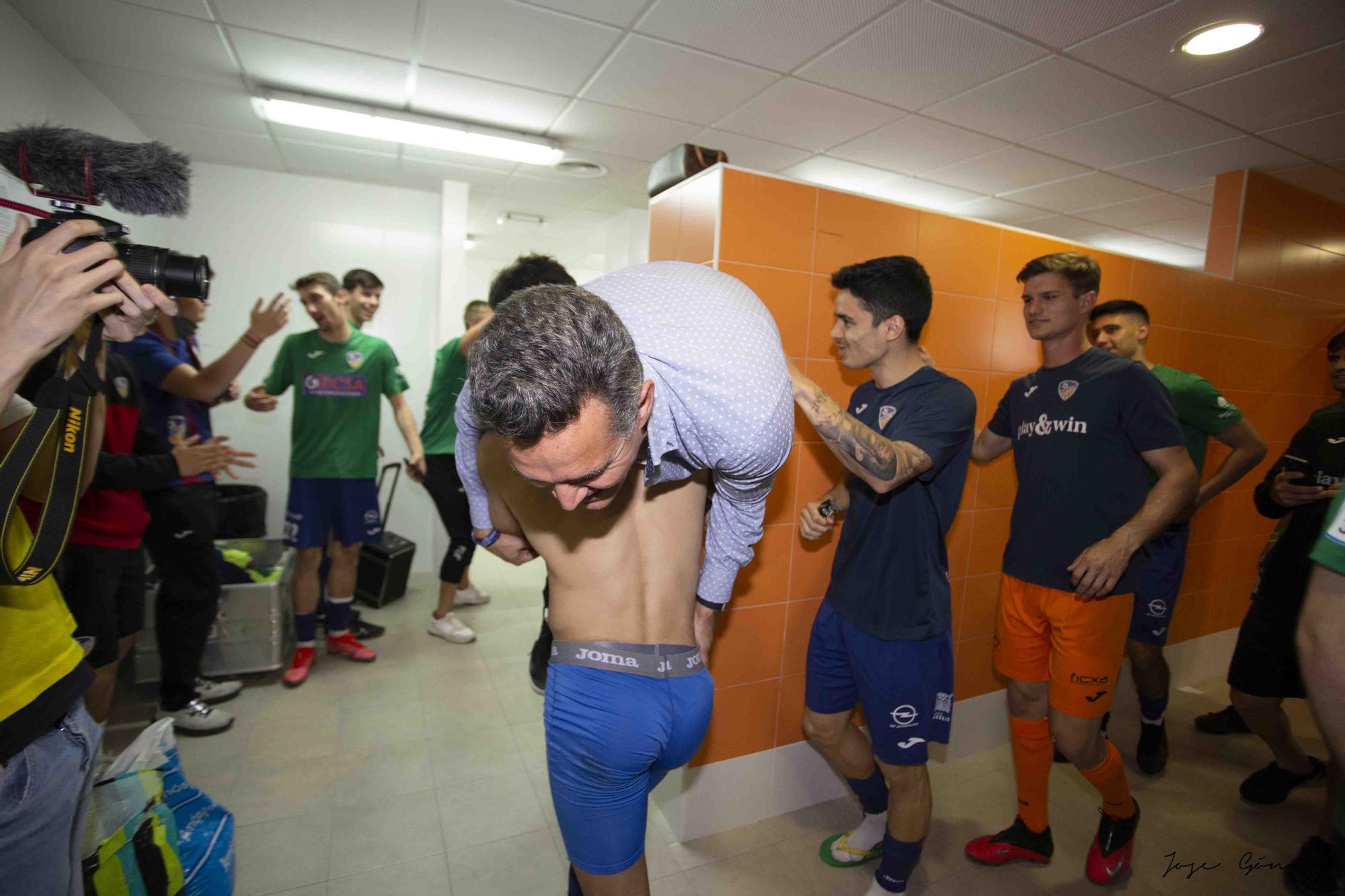 La UD Alzira celebra el ascenso a Segunda RFEF