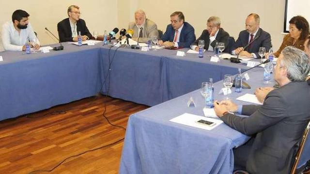 De izquierda a derecha: Ramón Cortegoso, Sergio Rodríguez, Javier Touza, Enrique López Veiga, Juan Güell, José Luis Freire, David Regades, Abeta Chas (moderadora), Jorge Cebreiros, Marisol Landriz, Juan Uhía y José Manuel Raimúndez, ayer en la mesa redonda. // A. V.