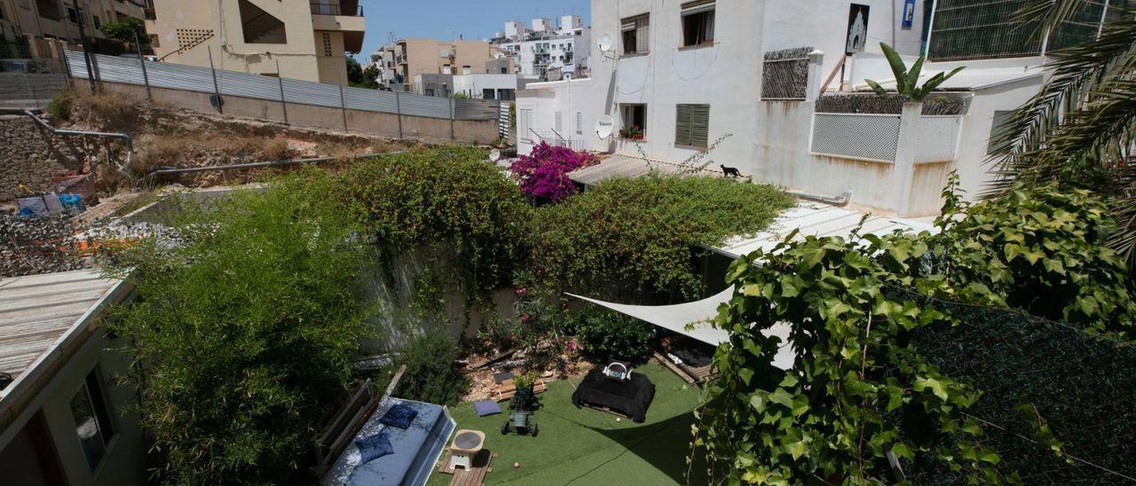 El patio de la finca con el prefabricado que se realquila, a mano izquierda, y a la derecha el toldo de la otra habitación.