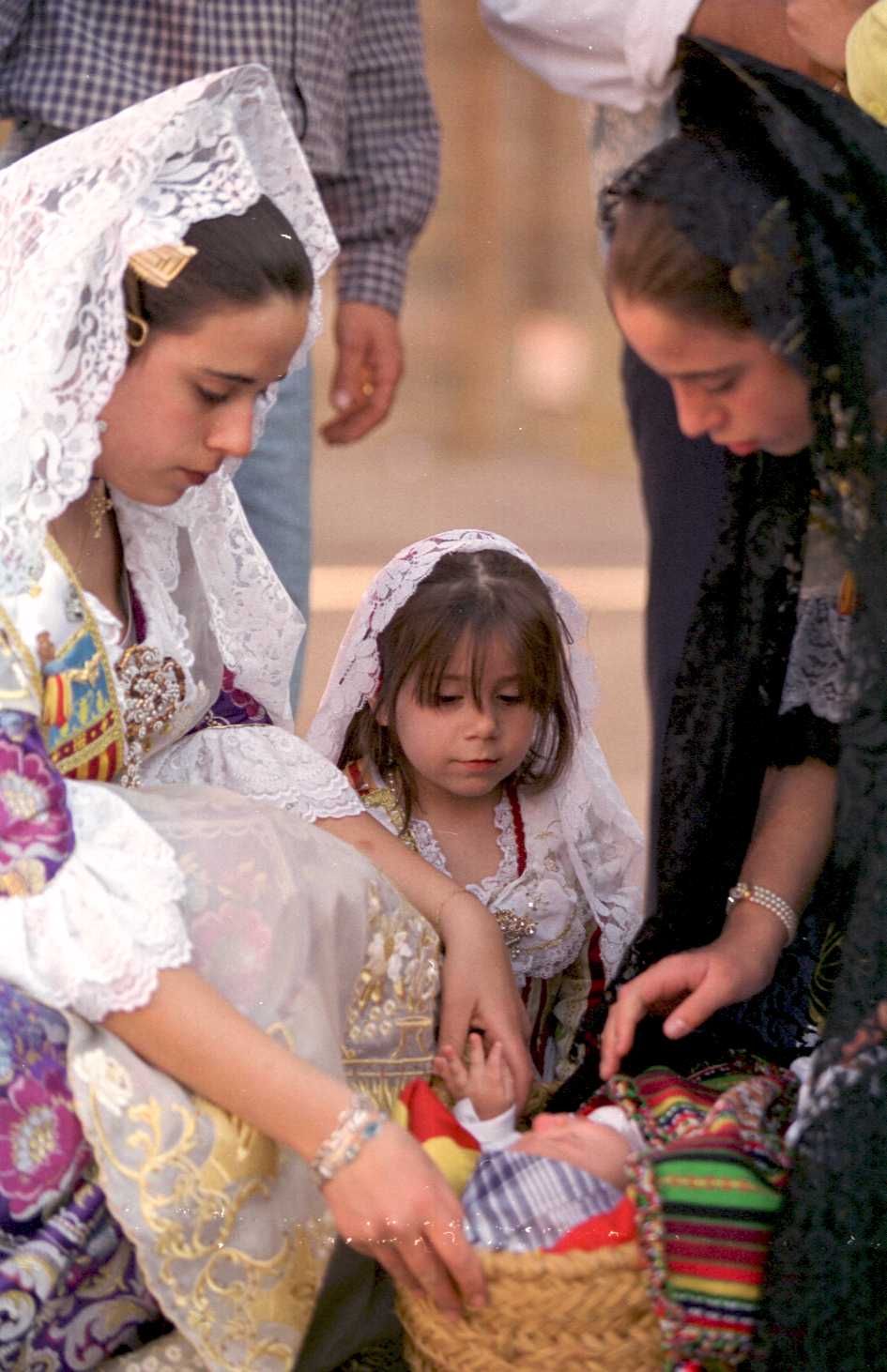 Ofrendas de las Fallas de fin de siglo. Si tienes 20-30 años, quizá estás aquí