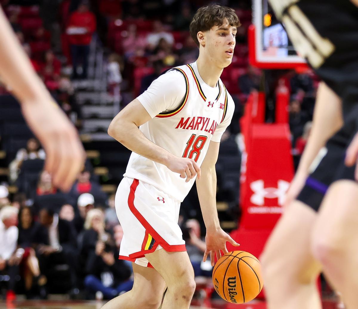 Guille del Pino controla el balón.