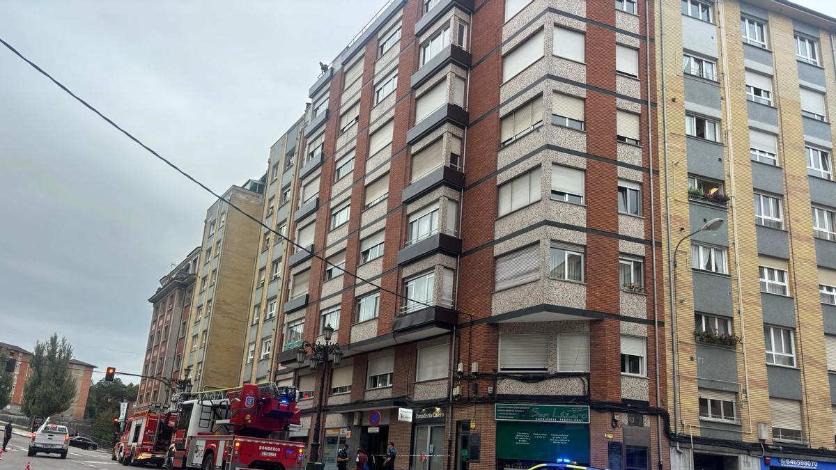 Los Bomberos y la Policía Local en la calle San Lázaro.