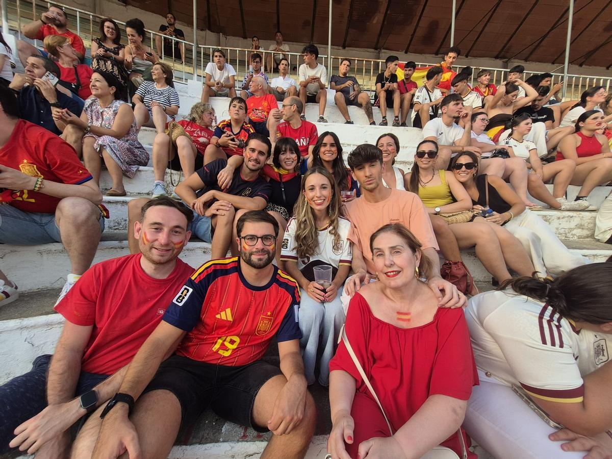 Así vive la provincia de Córdoba la final del Mundial: pantallas en las plazas y miles de aficionados. Así vive la provincia de Córdoba la final del Mundial: pantallas en las plazas y miles de aficionados.