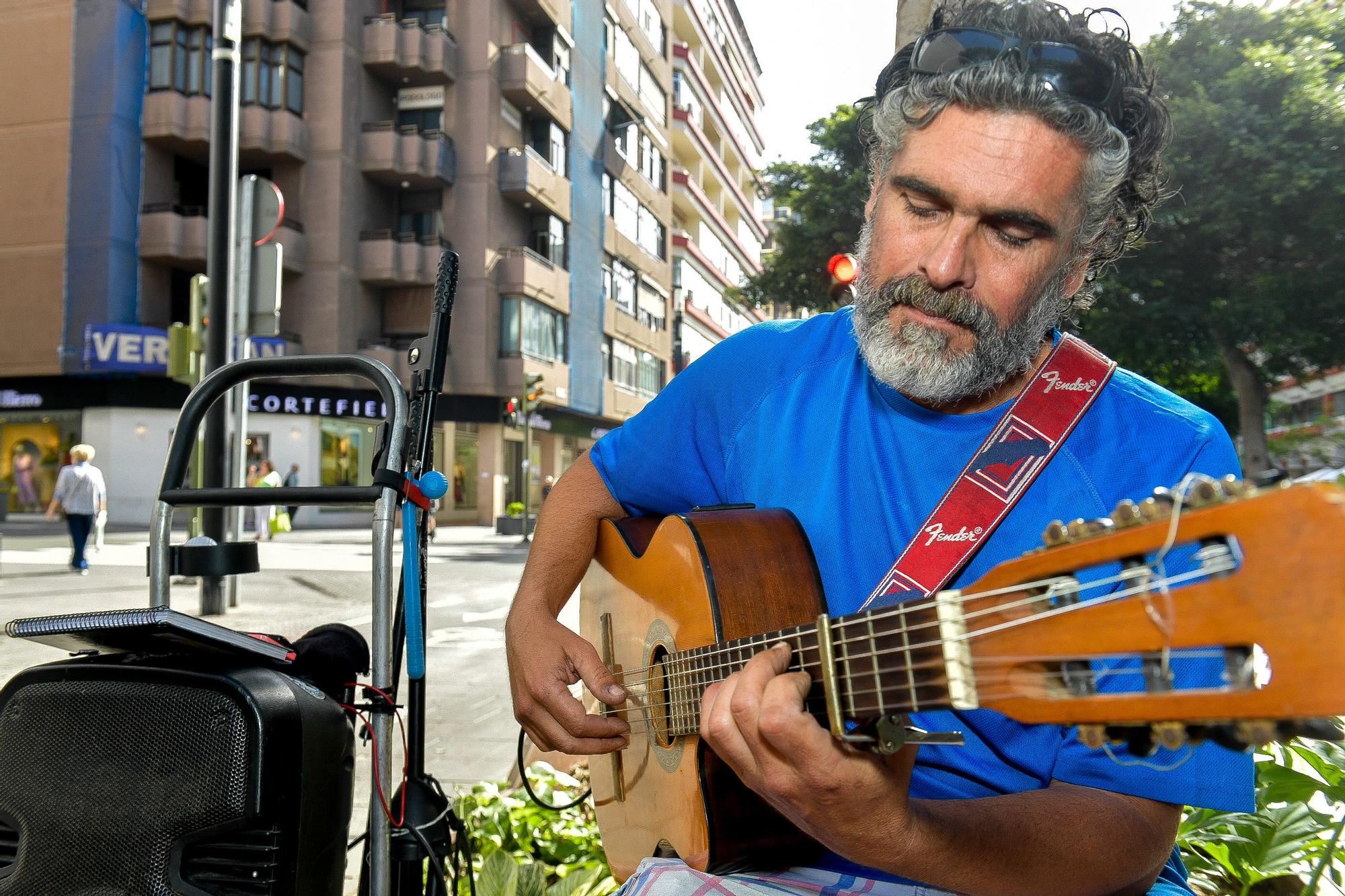 El músico callejero Fredy lleva 22 años tocando en las calles de la capital grancanaria.