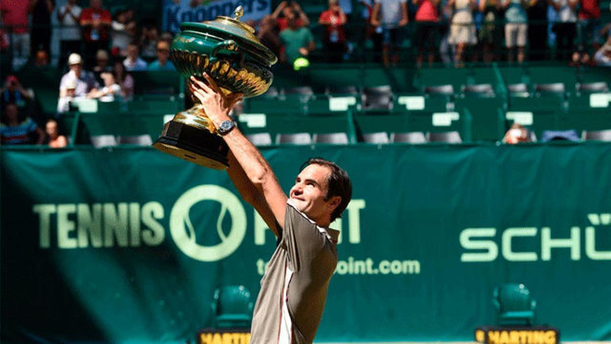 Federer se alza con título número 10 en Halle tras batir a Goffin