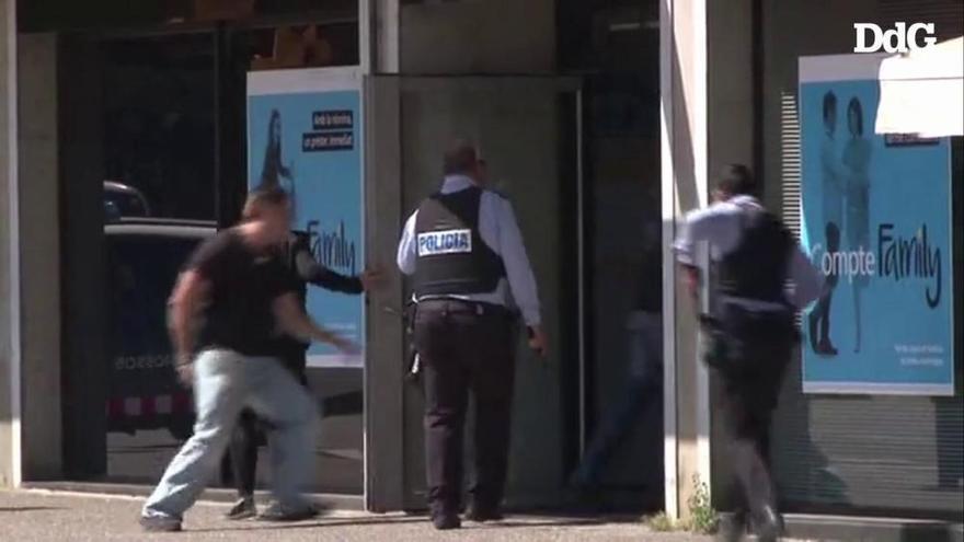 Atracament a punta d'escopeta en banc a Girona