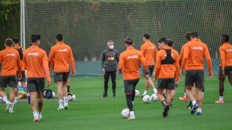 Escribá dando instrucciones durante un entrenamiento