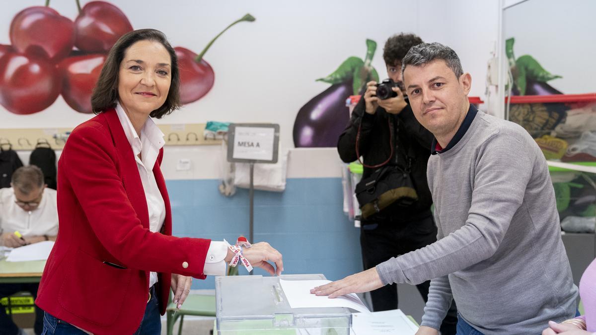 La exministra de Turismo y candidata del PSOE para la Alcaldía de Madrid, Reyes Maroto, ejerce su derecho al voto en el Colegio Público Blas de Otero, a 28 de mayo de 2023, en Alcorcón.