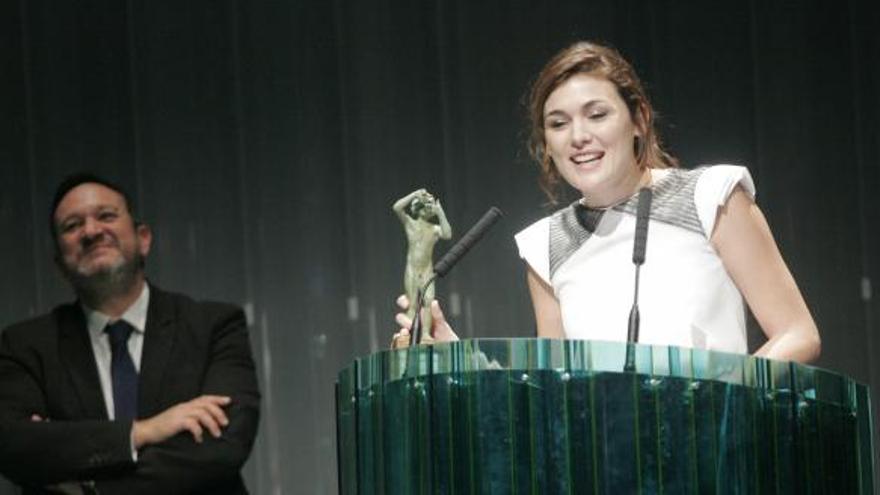 Marta Nieto recibe el homenaje en El Batel, ante el director del Festival de Cine de Cartagena, Pacuco Solana.