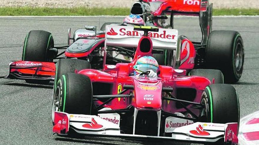 Fernando Alonso conduce su Ferrari por delante del McLaren de Jenson Button durante el GP de España disputado el domingo en Montmeló.