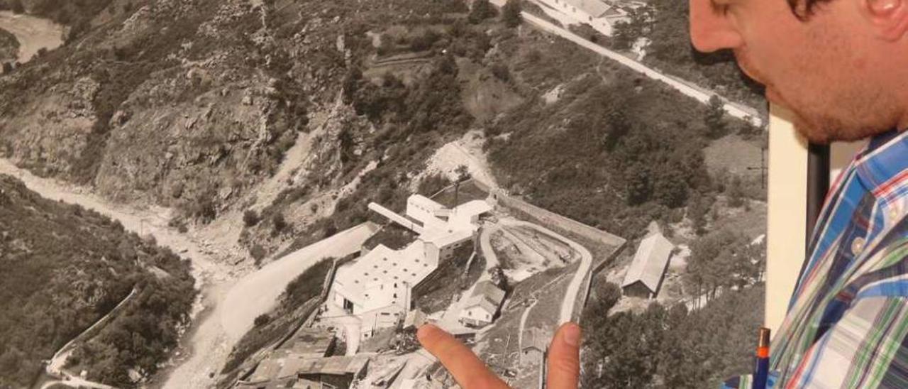 Diego Casal contempla una foto aérea de las minas de Fontao.