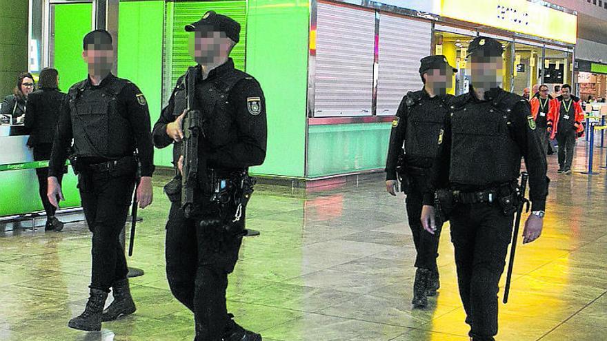 Agentes de la Policía Nacional en el aeropuerto.