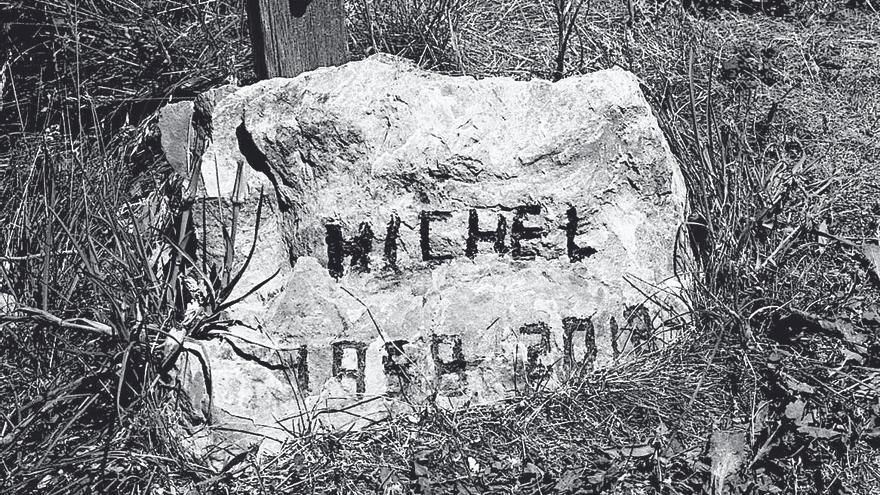 En plena subida al Col de l’Izoard nos encontramos muchas piedras; en una de ellas han esculpido un nombre y una fecha de nacimiento y defunción, posiblemente por las numerosas veces que el citado Michel ascendió este puerto.