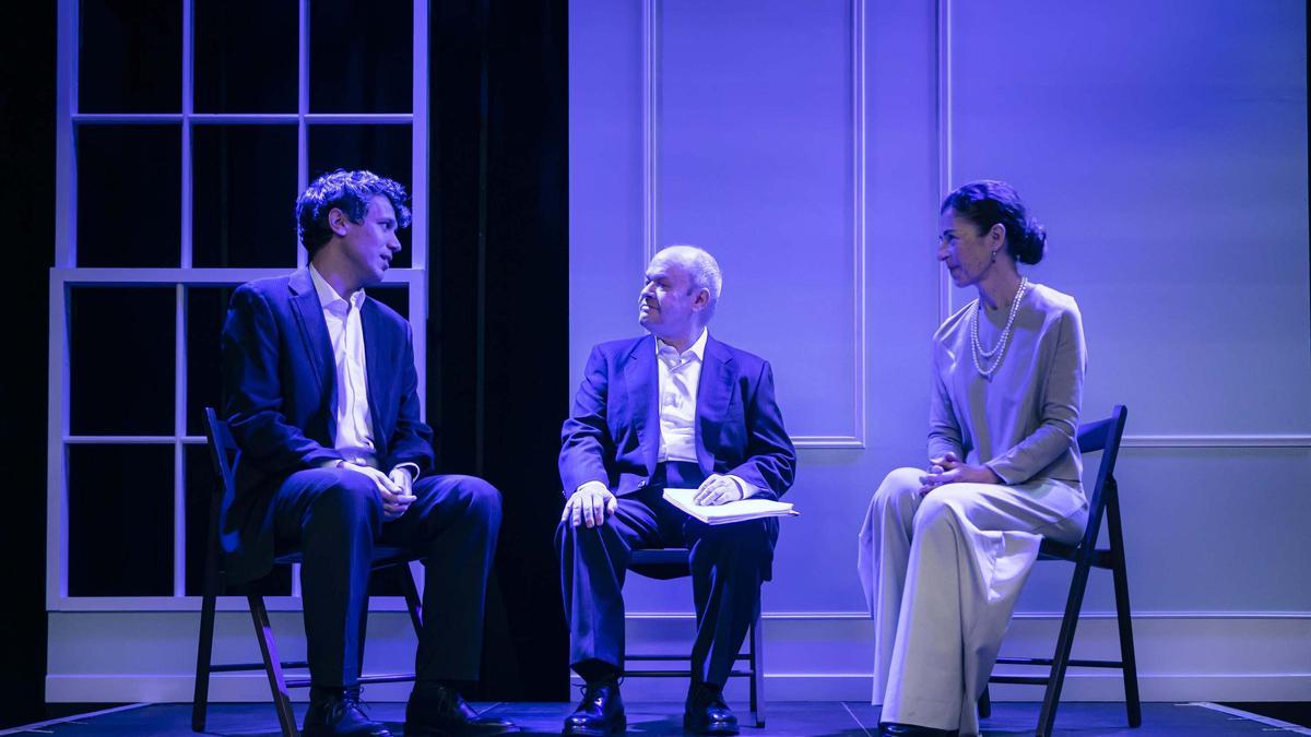 Roc Esquius, Mingo Ràfols i Mercè Pons en una escena de l'obra