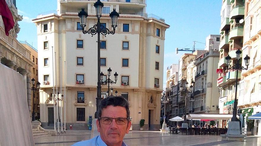 Juan Pedro Martínez en la plaza del Ayuntamiento.