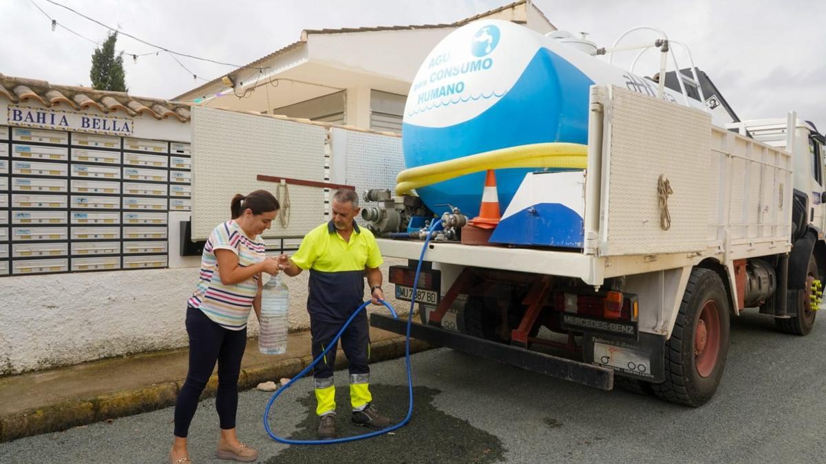 Hidrogea tiene desplegada en Bahía Bella una cuba de abastecimiento de agua potable gratuita para la población
