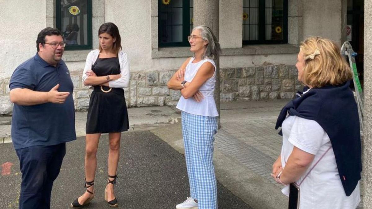 Los concejales Luis Pacho y Lourdes García (primero y segunda por la izquierda), ayer, en el colegio Gesta. | LNE