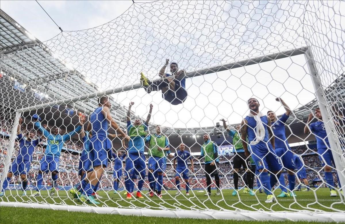 El portero italiano Gianluigi Buffon en el centro y sus compañeros celebran el final del partido frente a España.