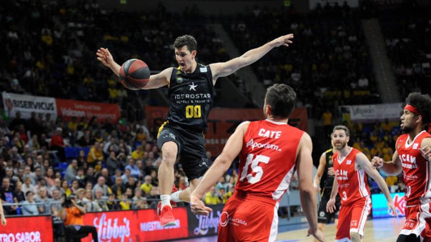 San Miguel trata de controlar un balón en el partido contra el UCAM Murcia.